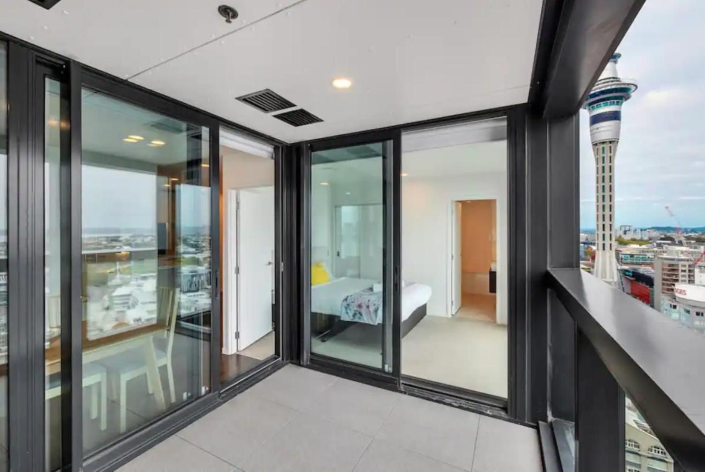 Top Floor Harbour View And Skytower View Apartment In Cbd Auckland Exteriör bild