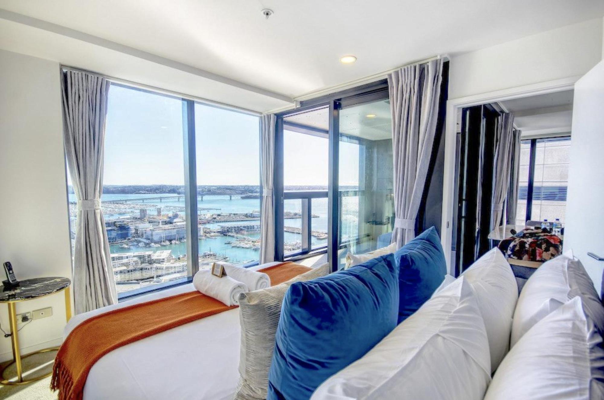 Top Floor Harbour View And Skytower View Apartment In Cbd Auckland Exteriör bild